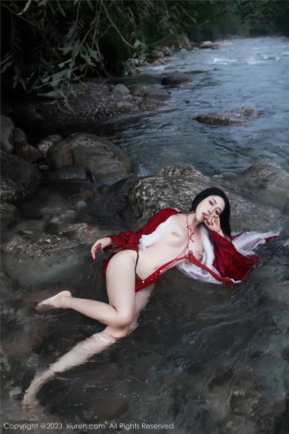 黄色网站八月(1992)恐怖片高清海报